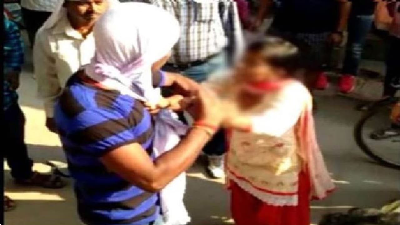 चंदौली में मनचलों ने युवती से सरेराह की छेड़खानी, विरोध करने पर किया ऐसा हाल चंदौली में मनचलों ने युवती से सरेराह की छेड़खानी, विरोध करने पर किया ऐसा हाल