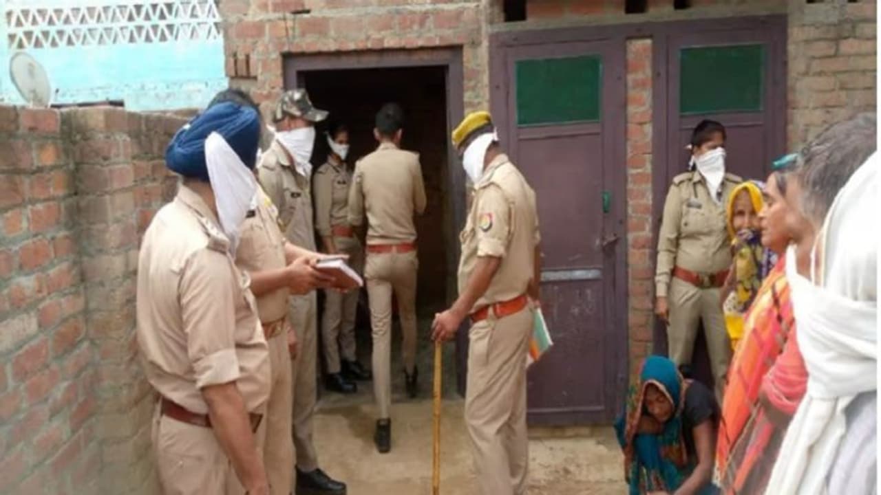 शाहजहांपुर: पत्नी ने घर में दफन कर दिया पति का शव, बदबू आने के बाद खुला रहा तो बनाया ऐसा बहाना शाहजहांपुर: पत्नी ने घर में दफन कर दिया पति का शव, बदबू आने के बाद खुला रहा तो बनाया ऐसा बहाना