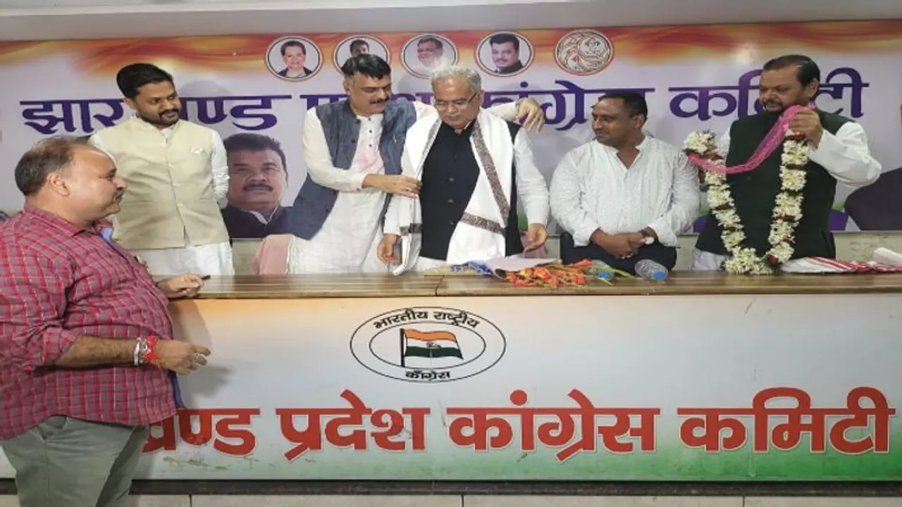 झारखंड दौरे पर छत्तीसगढ़ के सीएम भूपेश बघेल, जनजातीय कार्यक्रम के बाद गुरुवार को कांग्रेस भवन में हुआ स्वागत झारखंड दौरे पर छत्तीसगढ़ के सीएम भूपेश बघेल, जनजातीय कार्यक्रम के बाद गुरुवार को कांग्रेस भवन में हुआ स्वागत