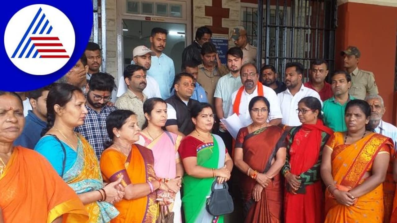 ಹುಬ್ಬಳ್ಳಿಯಲ್ಲಿ ಮತ್ತೆ ಈದ್ಗಾ ವಿವಾದ: ಗಣೇಶೋತ್ಸವಕ್ಕೆ ಅವಕಾಶ ಕೋರಿ ಮನವಿ ಹುಬ್ಬಳ್ಳಿಯಲ್ಲಿ ಮತ್ತೆ ಈದ್ಗಾ ವಿವಾದ: ಗಣೇಶೋತ್ಸವಕ್ಕೆ ಅವಕಾಶ ಕೋರಿ ಮನವಿ