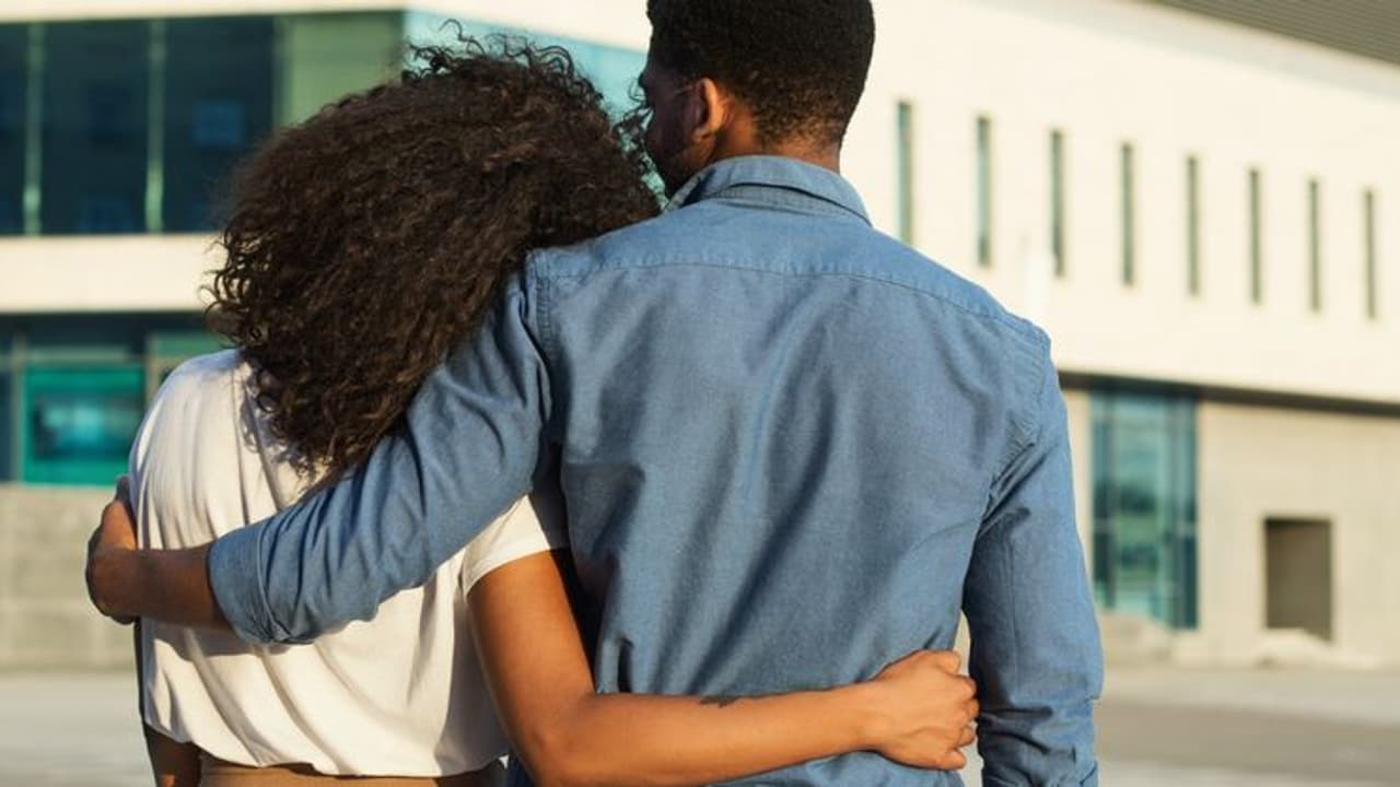 ക്ലാസ് മുറിയിൽ കെട്ടിപ്പിടിക്കുന്ന വീഡിയോ വൈറലായി; വിദ്യാർഥികളെ സസ്പെൻഡ് ചെയ്തു ക്ലാസ് മുറിയിൽ കെട്ടിപ്പിടിക്കുന്ന വീഡിയോ വൈറലായി; വിദ്യാർഥികളെ സസ്പെൻഡ് ചെയ്തു