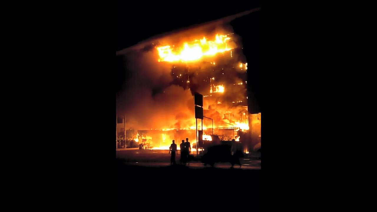 Gujarat: జామ్నగర్లోని హోటల్లో భారీ అగ్నిప్రమాదం.. మంటల్లో చిక్కుకపోయిన 27 మంది ! Gujarat: జామ్నగర్లోని హోటల్లో భారీ అగ్నిప్రమాదం.. మంటల్లో చిక్కుకపోయిన 27 మంది !