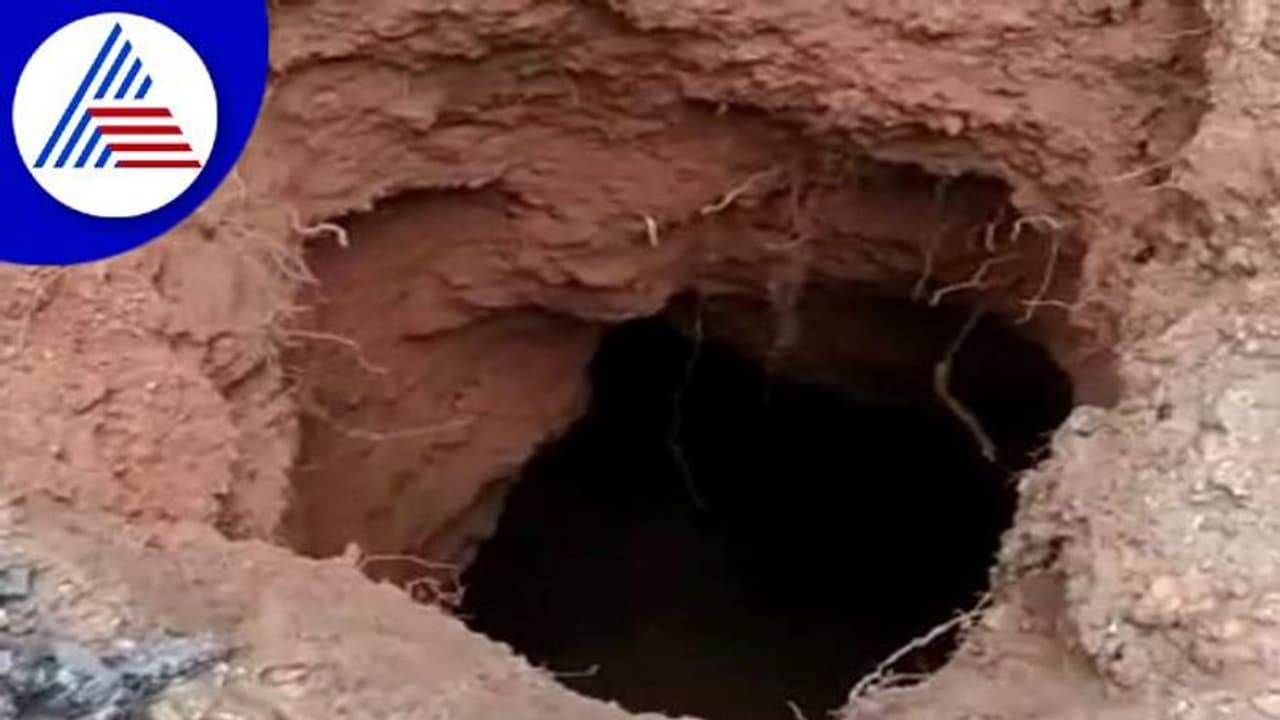 ಭಟ್ಕಳ: ಹೊಸ್ಮಕ್ಕಿ ರಸ್ತೆ ನಡುವೆ 60 ಅಡಿ ಬಾವಿ ನಿರ್ಮಾಣ, ಹೆಚ್ಚಿದ ಕೌತುಕ ಭಟ್ಕಳ: ಹೊಸ್ಮಕ್ಕಿ ರಸ್ತೆ ನಡುವೆ 60 ಅಡಿ ಬಾವಿ ನಿರ್ಮಾಣ, ಹೆಚ್ಚಿದ ಕೌತುಕ