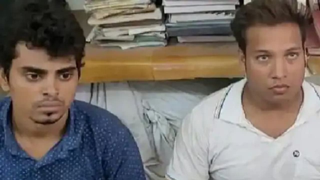 लखनऊ में रेलवे इंजीनियर को निर्वस्त्र कर बनाया वीडियो, वायरल करने की धमकी देकर मांगे गए पैसे लखनऊ में रेलवे इंजीनियर को निर्वस्त्र कर बनाया वीडियो, वायरल करने की धमकी देकर मांगे गए पैसे