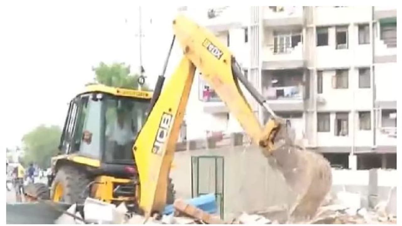 അനധികൃത നിർമാണം: യുപിയിൽ ബിജെപി നേതാവിന്റെ ഓഫിസ് കെട്ടിടം ബുൾഡോസർ ഉപയോ​ഗിച്ച് പൊളിച്ചുനീക്കി 