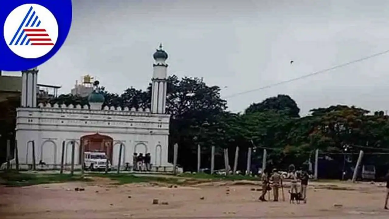 ಹುಬ್ಬಳ್ಳಿ ಈದ್ಗಾ ಮೈದಾನಕ್ಕೂ ಕಾಲಿಟ್ಟ ಗಣೇಶೋತ್ಸವ ವಿವಾದ ಹುಬ್ಬಳ್ಳಿ ಈದ್ಗಾ ಮೈದಾನಕ್ಕೂ ಕಾಲಿಟ್ಟ ಗಣೇಶೋತ್ಸವ ವಿವಾದ