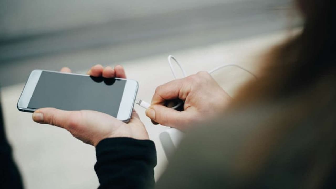 अब एक ही चार्जर से चार्ज होंगे लैपटॉप, स्मार्टफोन जैसे सभी डिवाइस, सरकार ले सकती है बड़ा फैसला 