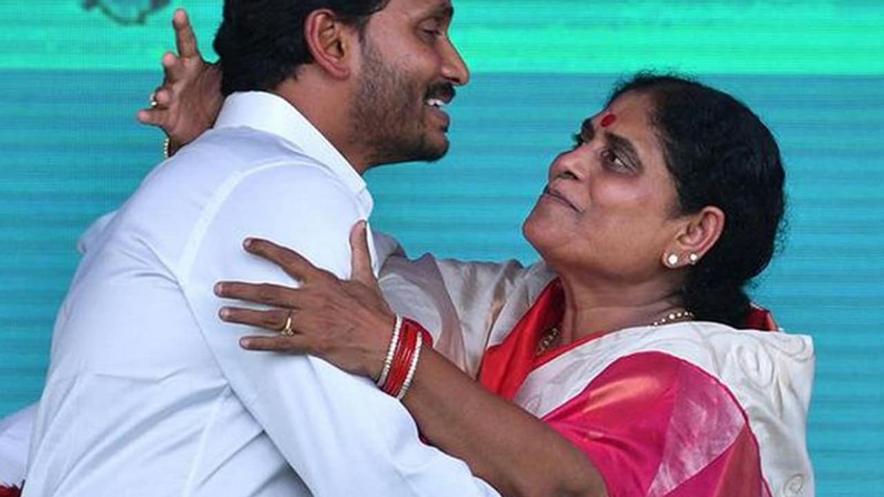 முதல்வரின் ஜெகன்மோகனின் தாயார் சென்ற காரின் 2 டயர்களும் ஒரே நேரத்தில் வெடித்ததால் பரபரப்பு..!