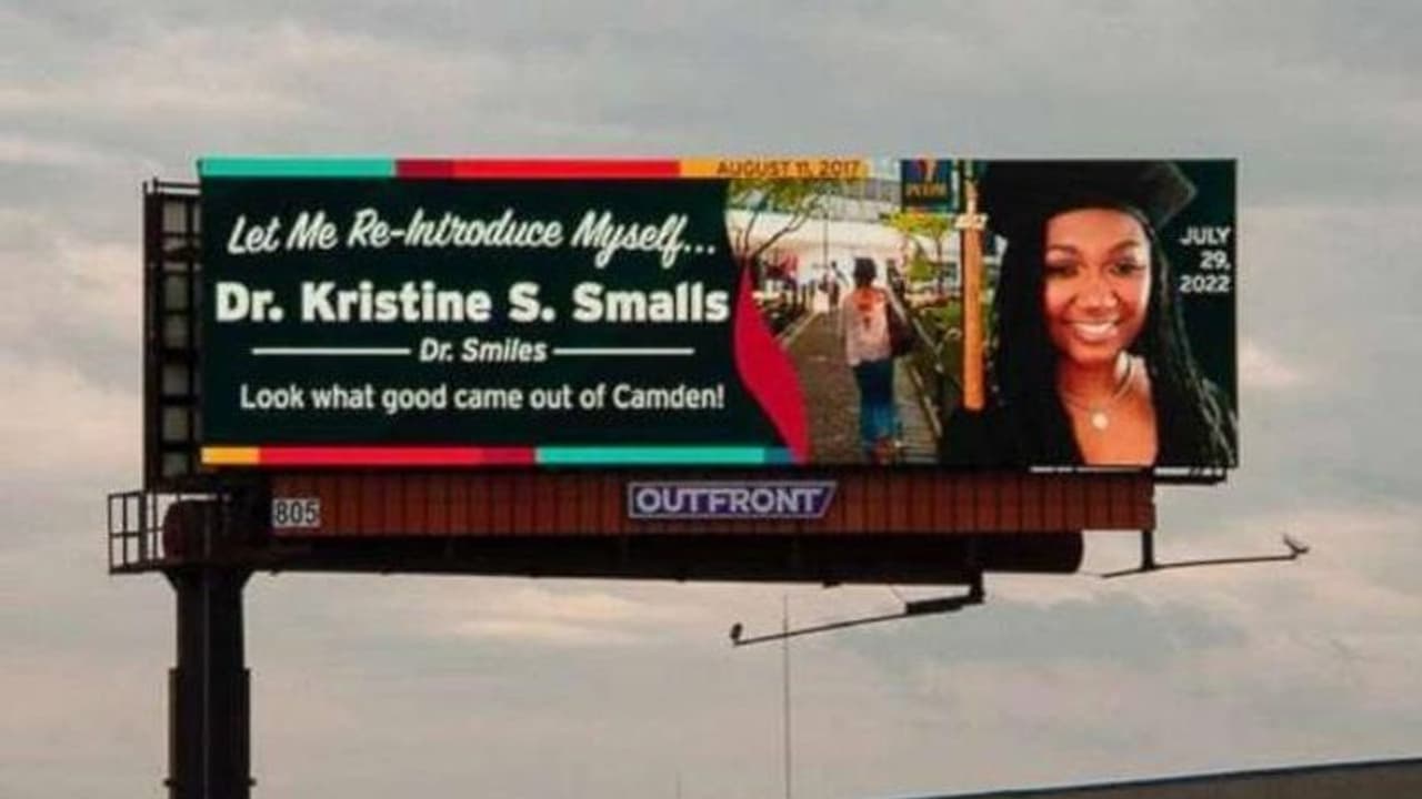 മകൾക്ക് ഡോക്ടറേറ്റ്, ഏകദേശം ഒരുലക്ഷം മുടക്കി കൂറ്റൻ ബോർഡ് തന്നെ സ്ഥാപിച്ച് അമ്മ