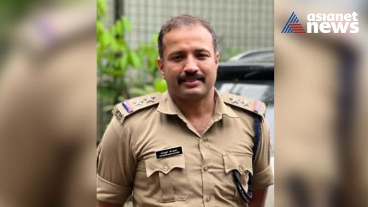 താമരശ്ശേരിയിൽ എസ് ഐ സ്റ്റേഷനിൽ കുഴഞ്ഞുവീണ് മരിച്ചു താമരശ്ശേരിയിൽ എസ് ഐ സ്റ്റേഷനിൽ കുഴഞ്ഞുവീണ് മരിച്ചു