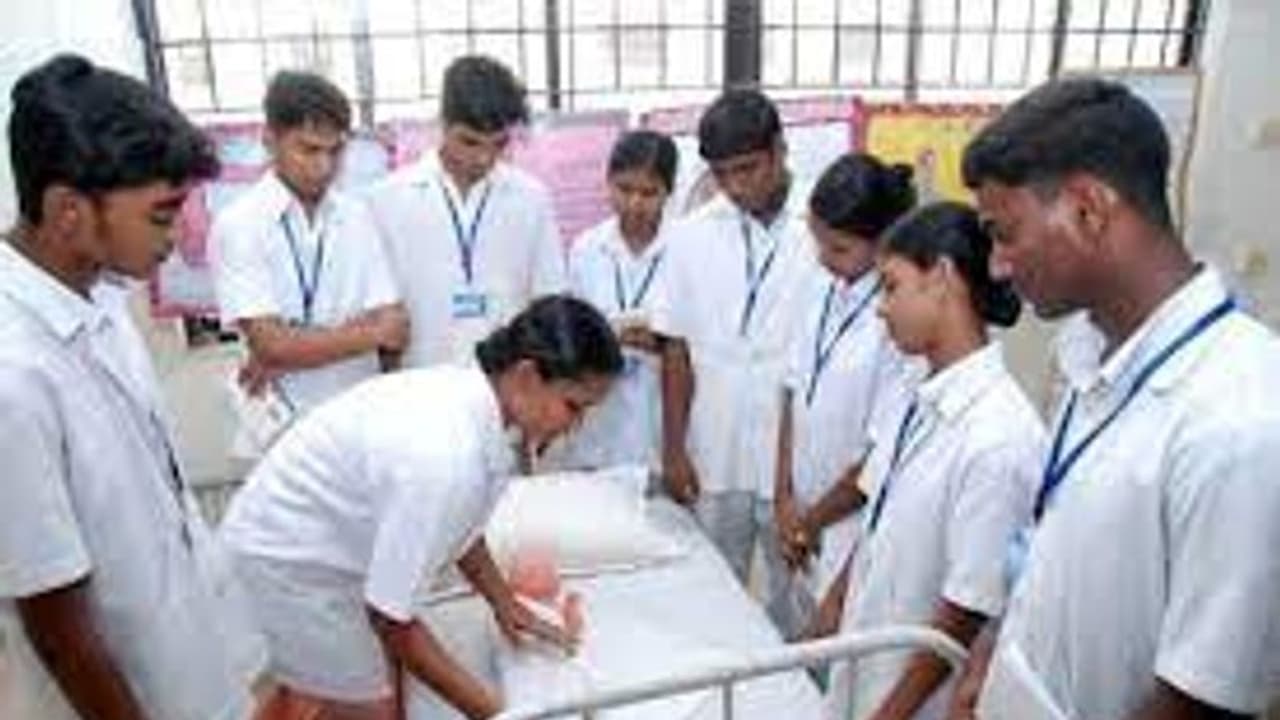 மாணவர்களே அலர்ட்!! நர்சிங், பி.பார்ம் படிப்புகளுக்கு விண்ணப்பிக்க இன்றே கடைசி நாள்.. கூடுதல் விவரம்