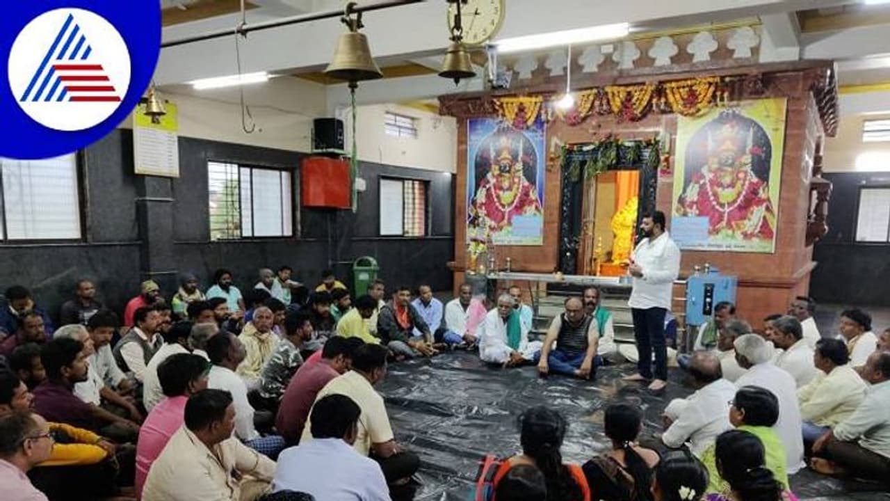 ಧಾರವಾಡ: ಶಾಸಕ ದೇಸಾಯಿ ಮನವೊಲಿಕೆ ಯಶಸ್ಸು, ಧ್ವಜಾರೋಹಣಕ್ಕೆ ಗ್ರಾಮಸ್ಥರ ಒಪ್ಪಿಗೆ..! ಧಾರವಾಡ: ಶಾಸಕ ದೇಸಾಯಿ ಮನವೊಲಿಕೆ ಯಶಸ್ಸು, ಧ್ವಜಾರೋಹಣಕ್ಕೆ ಗ್ರಾಮಸ್ಥರ ಒಪ್ಪಿಗೆ..!