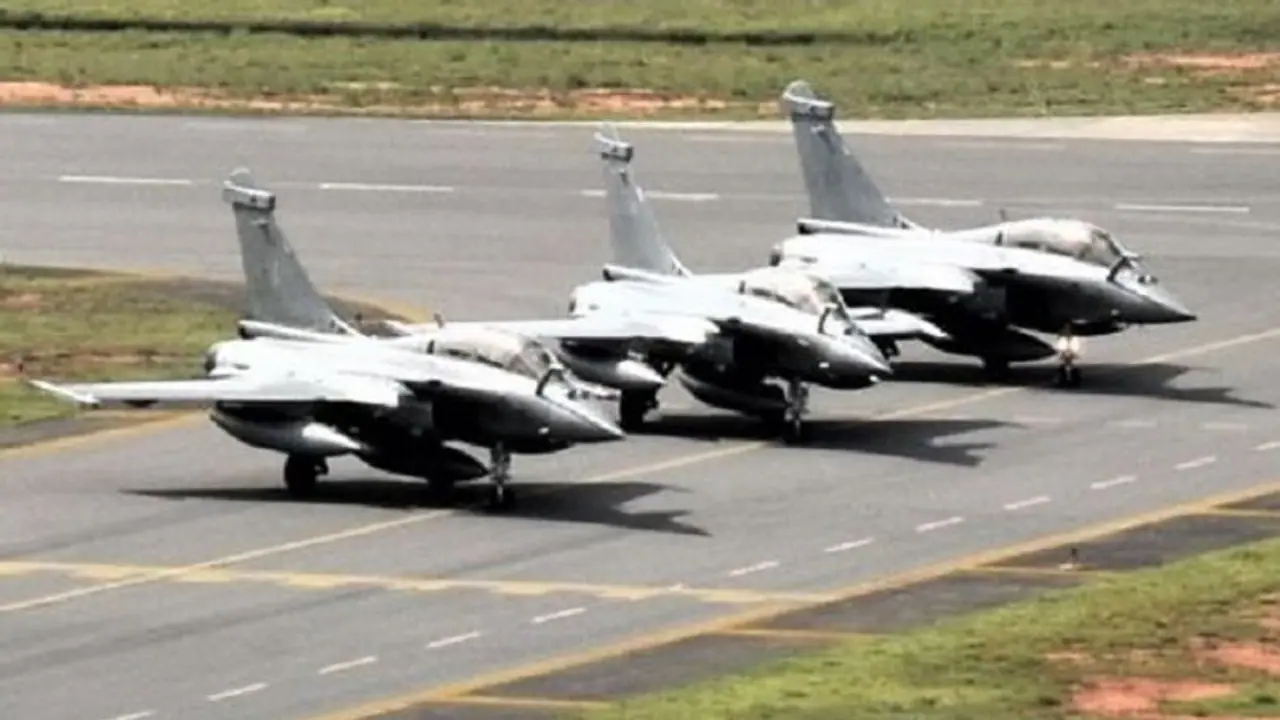 भारत की जमीन पर उतरे फ्रांस के तीन राफेल विमान, इस वजह से करनी पड़ी तमिलनाडु के एयरबेस पर लैंडिंग भारत की जमीन पर उतरे फ्रांस के तीन राफेल विमान, इस वजह से करनी पड़ी तमिलनाडु के एयरबेस पर लैंडिंग