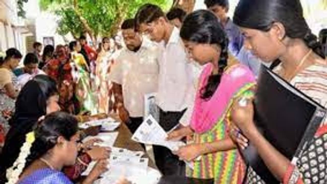 சென்னையில் இன்று வேலைவாய்ப்பு முகாம்.. 8 ஆம் வகுப்பு முதல் டிகிரி வரை.. கொட்டிக்கிடக்கும் காலி பணியிடங்கள்.. சென்னையில் இன்று வேலைவாய்ப்பு முகாம்.. 8 ஆம் வகுப்பு முதல் டிகிரி வரை.. கொட்டிக்கிடக்கும் காலி பணியிடங்கள்..