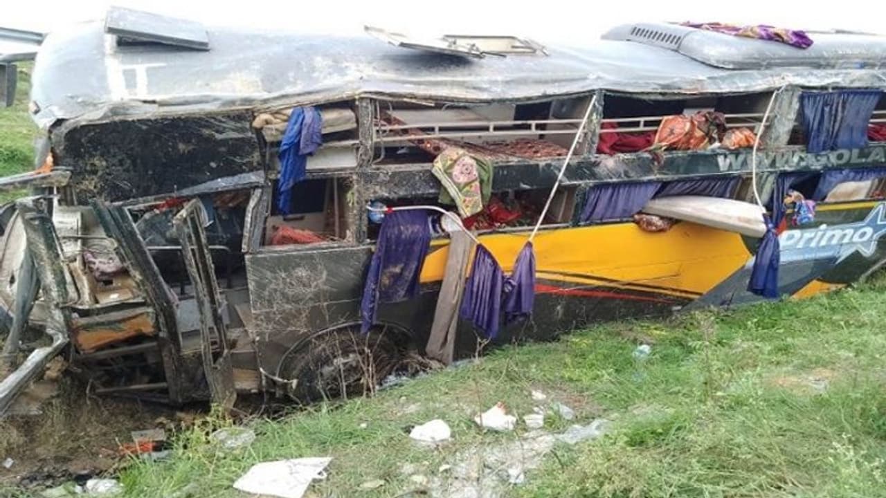 आगरा लखनऊ एक्सप्रेस वे पर हुआ बड़ा हादसा, घायलों को सैफई में कराया भर्ती, तीन की हालत गंभीर आगरा लखनऊ एक्सप्रेस वे पर हुआ बड़ा हादसा, घायलों को सैफई में कराया भर्ती, तीन की हालत गंभीर