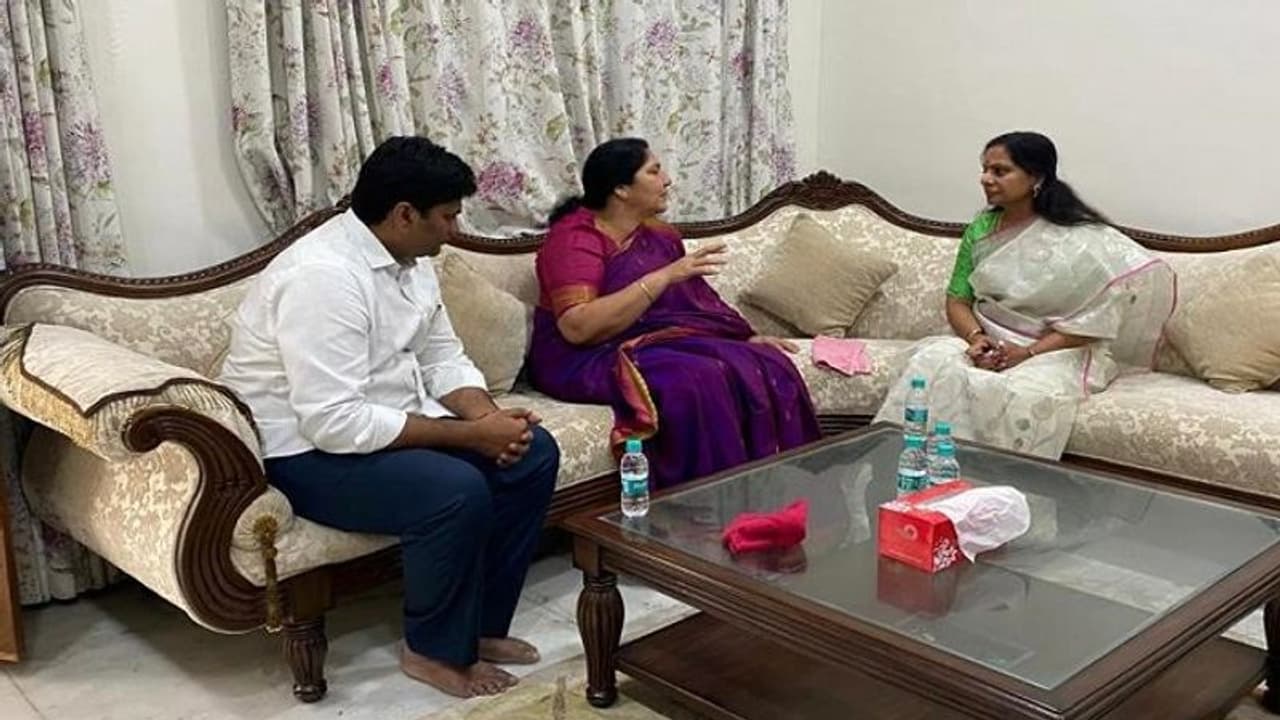 మంత్రి సత్యవతి రాథోడ్ ను పరామర్శించిన ఎమ్మెల్సీ కవిత.. మంత్రి సత్యవతి రాథోడ్ ను పరామర్శించిన ఎమ్మెల్సీ కవిత..