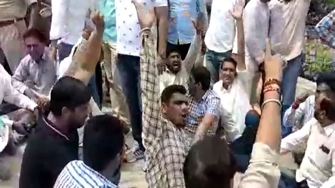 खाटूश्याम मंदिर की कमेटी भंग करने को लेकर कांग्रेस विधायक के खिलाफ मंत्री, कैश चढ़ावे को लेकर भी विवाद खाटूश्याम मंदिर की कमेटी भंग करने को लेकर कांग्रेस विधायक के खिलाफ मंत्री, कैश चढ़ावे को लेकर भी विवाद