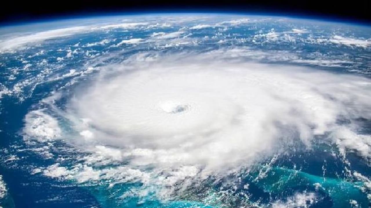 'ഞാൻ ടൈം ട്രാവലറാണ്, ചരിത്രത്തിലെ തന്നെ വലിയ ചുഴലിക്കാറ്റ് വരുന്നു' വിചിത്രവാദവുമായി സ്ത്രീ