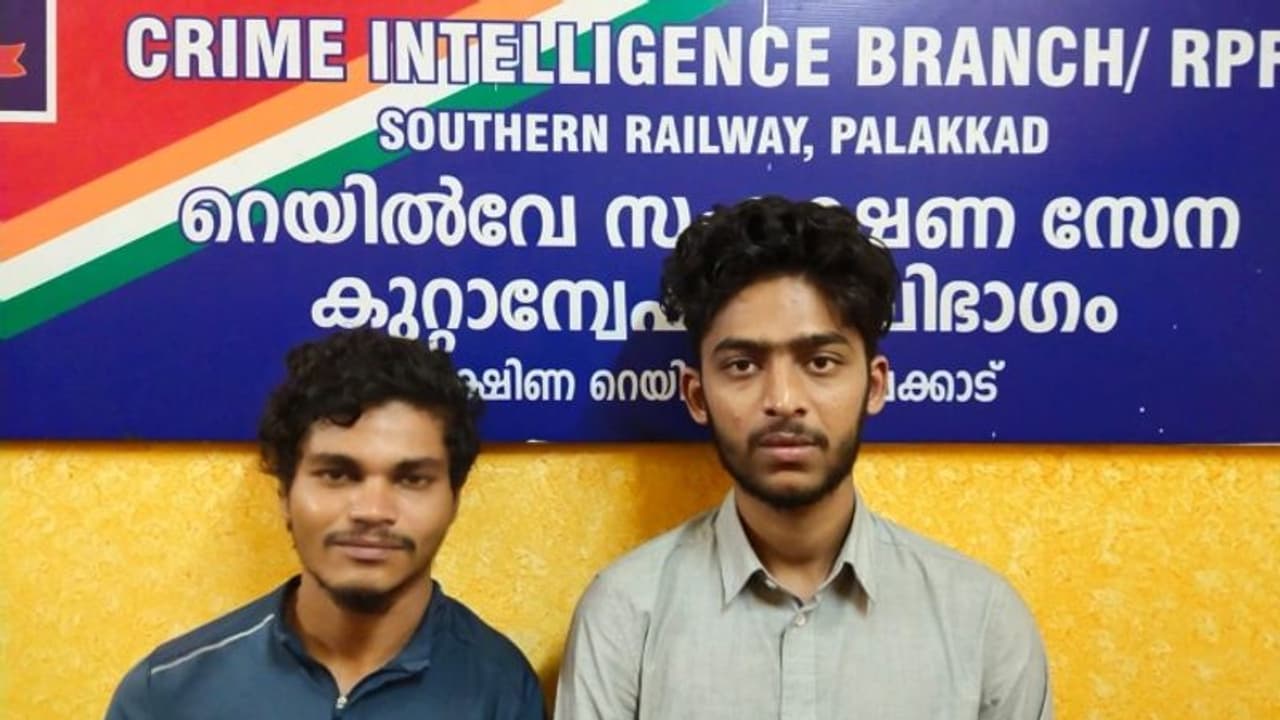 പാലക്കാട് വീണ്ടും ലഹരി വേട്ട; 3 കിലോ ഹാഷിഷ് ഓയിലും 7 കിലോ കഞ്ചാവും പിടികൂടി പാലക്കാട് വീണ്ടും ലഹരി വേട്ട; 3 കിലോ ഹാഷിഷ് ഓയിലും 7 കിലോ കഞ്ചാവും പിടികൂടി