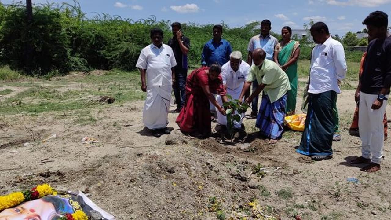 இன்று ஸ்ரீமதி பிறந்த நாள்.. அடக்கம் செய்யப்பட்ட இடத்தில் பெற்றோர் செய்த மனதை உருக்கும் காரியம். இன்று ஸ்ரீமதி பிறந்த நாள்.. அடக்கம் செய்யப்பட்ட இடத்தில் பெற்றோர் செய்த மனதை உருக்கும் காரியம்.