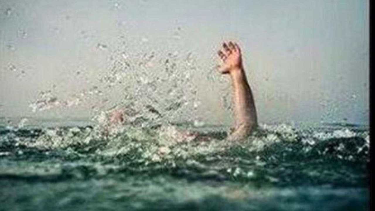 बिहार में दर्दनाक हादसा: एक ही परिवार के 5 लोगों की मौत, एक दूसरे को बचाने में मरे 4 सगे भाई बिहार में दर्दनाक हादसा: एक ही परिवार के 5 लोगों की मौत, एक दूसरे को बचाने में मरे 4 सगे भाई