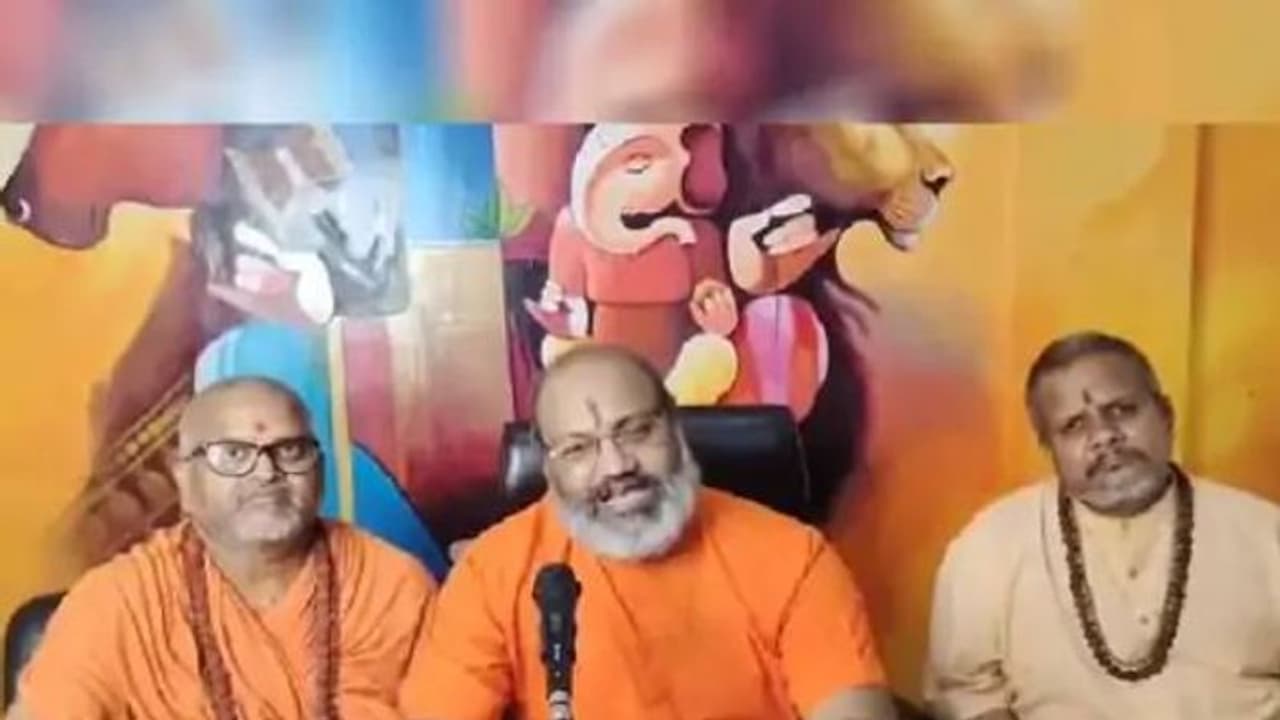 'हर घर तिरंगा' नहीं भगवा लगाओ, यति नरसिहानंद गिरी बोले इसका पैसा मुसलमानों को जा रहा 'हर घर तिरंगा' नहीं भगवा लगाओ, यति नरसिहानंद गिरी बोले इसका पैसा मुसलमानों को जा रहा