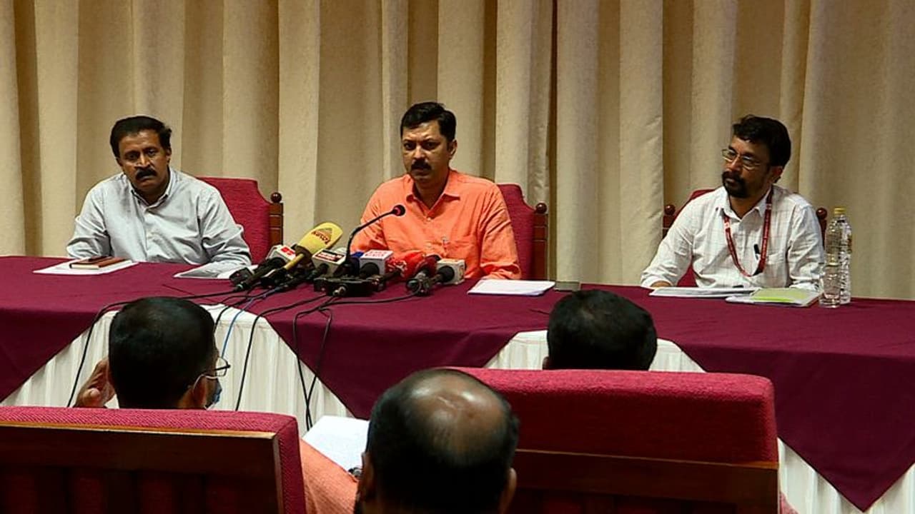 വര്ഷത്തിൽ 4 തവണ വോട്ടര് പട്ടികയിൽ പേരു ചേര്ക്കാം; ആധാർ വോട്ടേഴ്സ് ഐഡി ലിങ്കിംഗ് ഓൺലൈൻ വഴിയും വര്ഷത്തിൽ 4 തവണ വോട്ടര് പട്ടികയിൽ പേരു ചേര്ക്കാം; ആധാർ വോട്ടേഴ്സ് ഐഡി ലിങ്കിംഗ് ഓൺലൈൻ വഴിയും