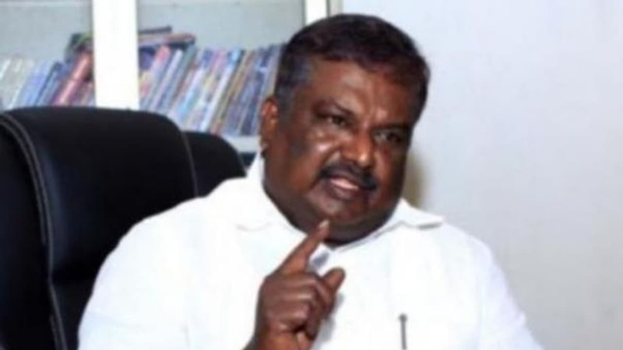 கூடுதல் கட்டணம் வசூலிக்கும் ஆம்னி பேருந்துகள்… எச்சரிக்கை விடுத்த போக்குவரத்துத் துறை அமைச்சர்!!