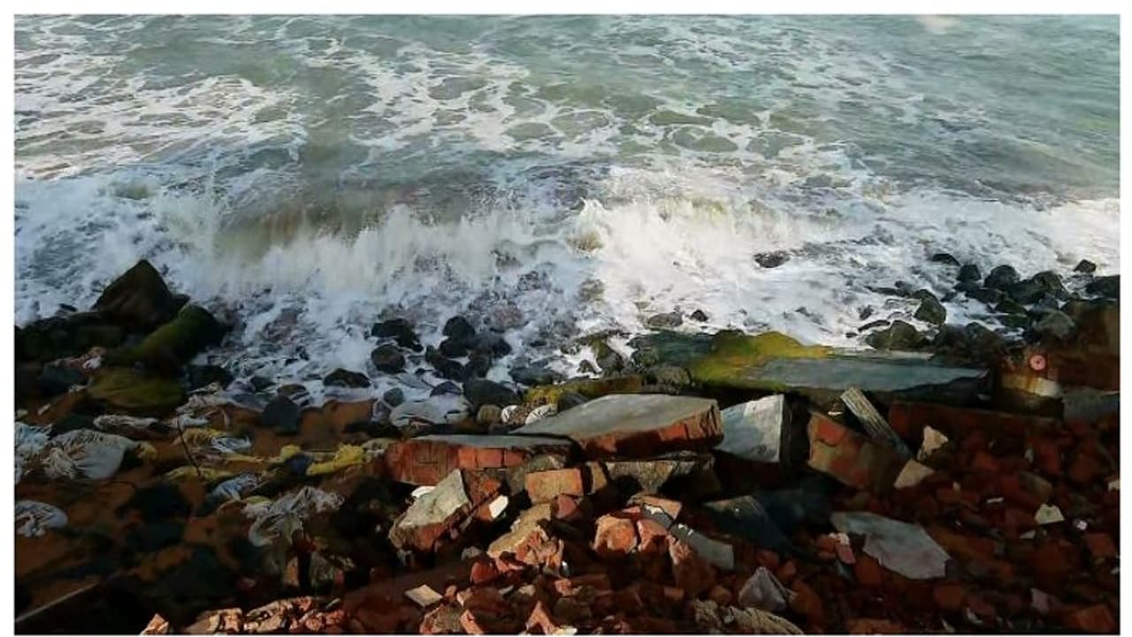  'കരിങ്കൊടി കെട്ടി ബൈക്ക് റാലി', 16 ന് വിഴിഞ്ഞം തുറമുഖം ഉപരോധിക്കാന്‍ അതിരൂപത