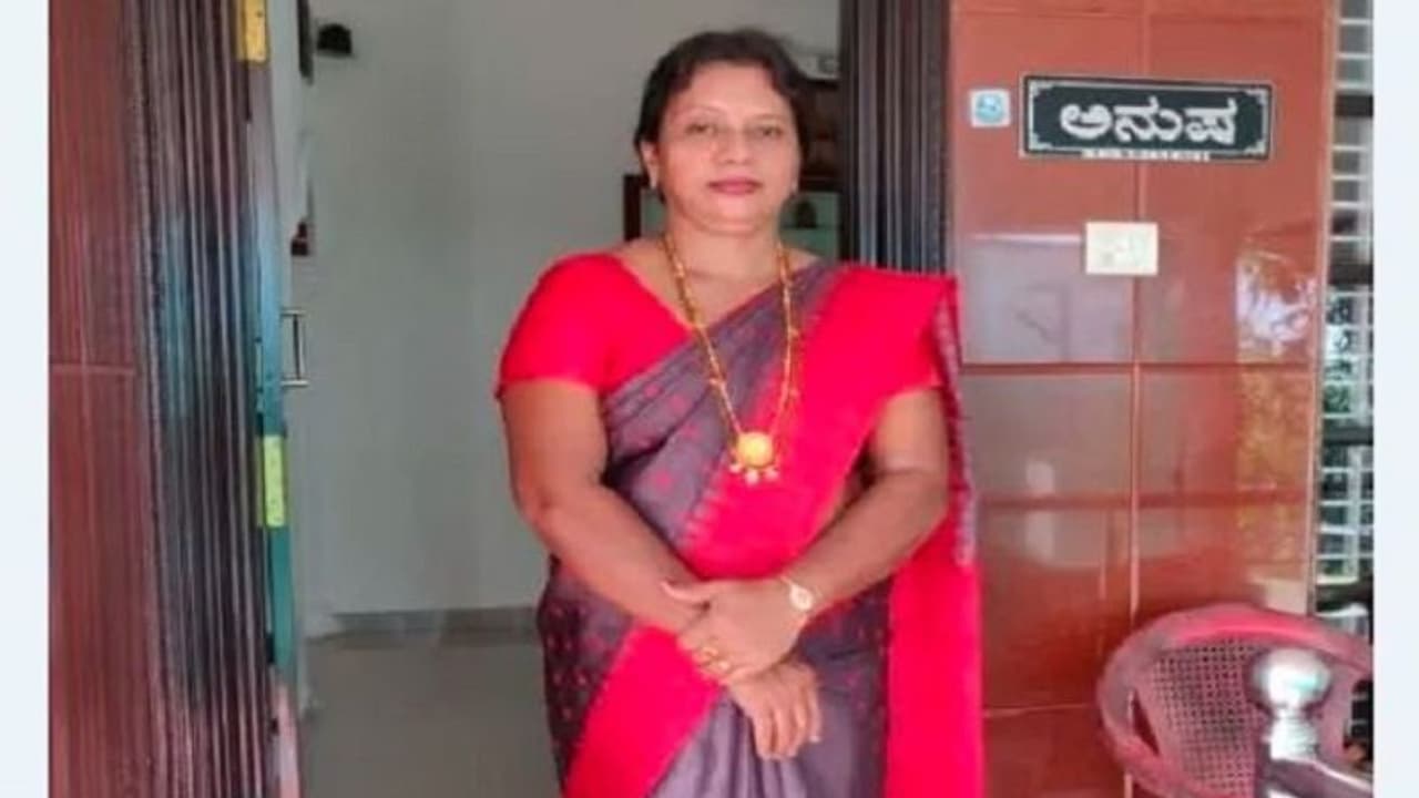 ಬೆಳಗ್ಗೆಯಿಂದ ನಾಪತ್ತೆಯಾಗಿದ್ದ ಶಿಕ್ಷಕಿಯ ಶವ ಬಾವಿಯಲ್ಲಿ ಪತ್ತೆ ಬೆಳಗ್ಗೆಯಿಂದ ನಾಪತ್ತೆಯಾಗಿದ್ದ ಶಿಕ್ಷಕಿಯ ಶವ ಬಾವಿಯಲ್ಲಿ ಪತ್ತೆ