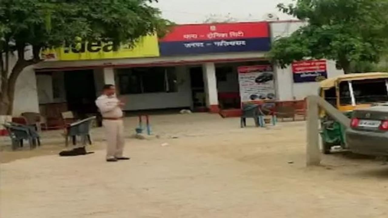 गाजियाबाद: घर में अकेले रह रहे बुजुर्ग की हुई मौत, घर से बदबू आने पड़ोसियों ने किया ऐसा काम गाजियाबाद: घर में अकेले रह रहे बुजुर्ग की हुई मौत, घर से बदबू आने पड़ोसियों ने किया ऐसा काम