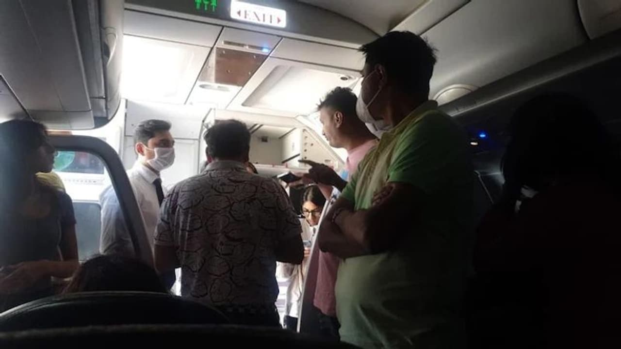பெங்களூரில் இருந்து புறப்பட்ட விமானம் கோவையில் திடீர் தரையிரக்கம்…அலாரம் அடித்ததால் பயணிகள் அதிர்ச்சி!!