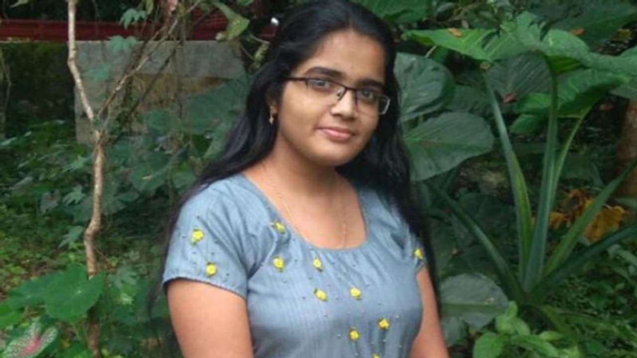 റെയില്വേ പാളം മുറിച്ചുകടക്കുന്നതിനിടെ വിദ്യാര്ഥിനി ട്രെയിനിടിച്ചു മരിച്ചു റെയില്വേ പാളം മുറിച്ചുകടക്കുന്നതിനിടെ വിദ്യാര്ഥിനി ട്രെയിനിടിച്ചു മരിച്ചു