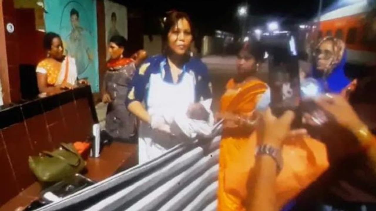 डाल्टनगंज स्टेशन बना हॉस्पिटलः बिहार की महिला ने दिया बच्चे को जन्म, यात्री और रेलकर्मी बने डॉक्टर कम्पाउंडर