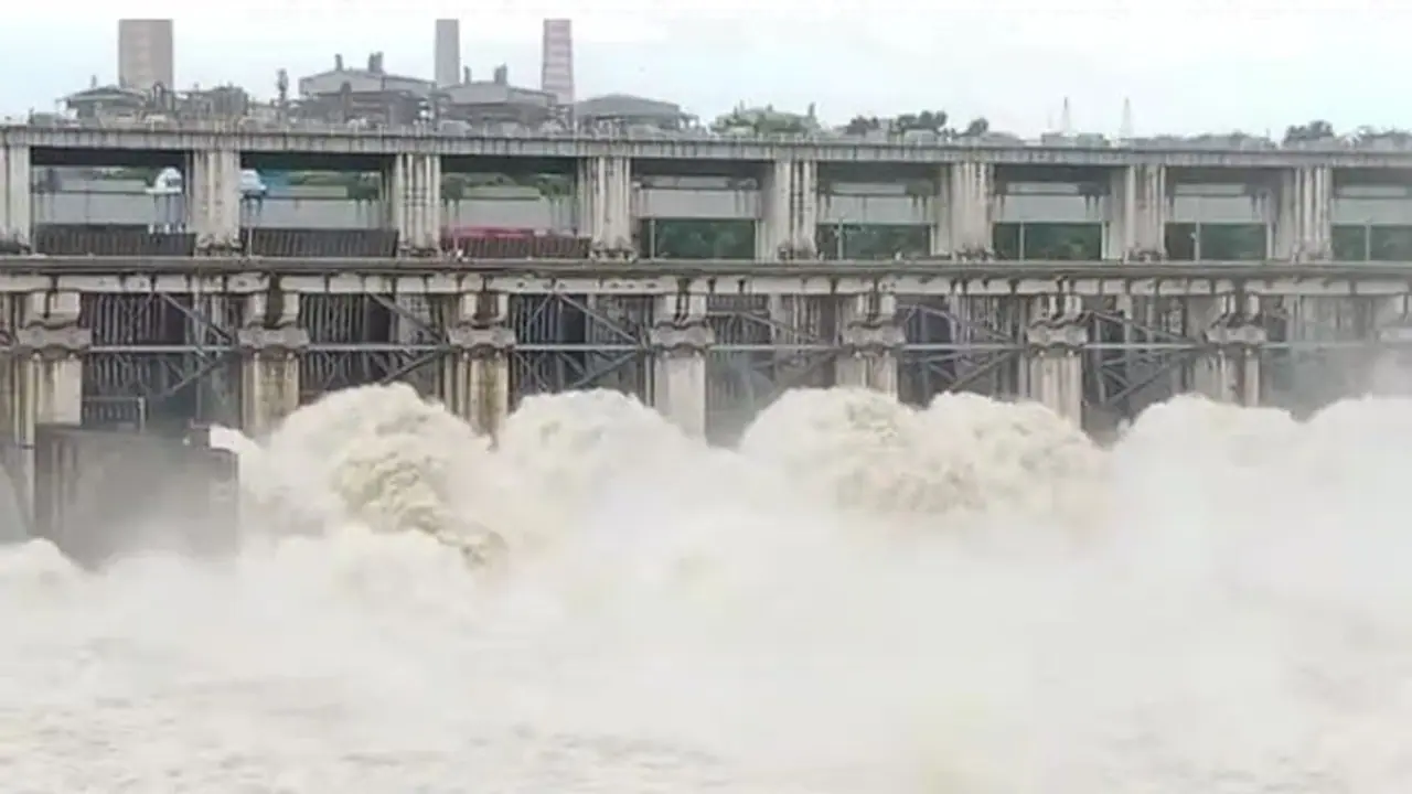 राजस्थानः इस सीजन में दूसरी बार कोटा बैराज के 8 गेट खोले, देखिए शानदार नजारा राजस्थानः इस सीजन में दूसरी बार कोटा बैराज के 8 गेट खोले, देखिए शानदार नजारा