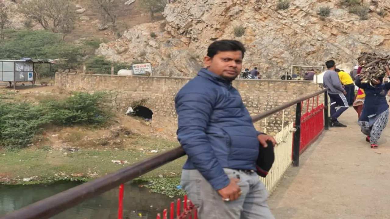 5 साल की बेटी मां से पूछ रही नया कपड़े लेकर पापा कब आएंगे...मासूम को नहीं पता अब वो इस दुनिया में नहीं रहे 5 साल की बेटी मां से पूछ रही नया कपड़े लेकर पापा कब आएंगे...मासूम को नहीं पता अब वो इस दुनिया में नहीं रहे