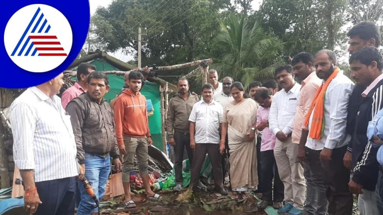 ಮಳೆಯಿಂದ ಹಾನಿಯಾದ ಸ್ಥಳಗಳಿಗೆ ಸಚಿವೆ ಶೋಭಾ ಭೇಟಿ: ಸಂತ್ರಸ್ಥ ಕುಟುಂಬಗಳಿಗೆ ಪರಿಹಾರದ ಚೆಕ್ ವಿತರಣೆ ಮಳೆಯಿಂದ ಹಾನಿಯಾದ ಸ್ಥಳಗಳಿಗೆ ಸಚಿವೆ ಶೋಭಾ ಭೇಟಿ: ಸಂತ್ರಸ್ಥ ಕುಟುಂಬಗಳಿಗೆ ಪರಿಹಾರದ ಚೆಕ್ ವಿತರಣೆ