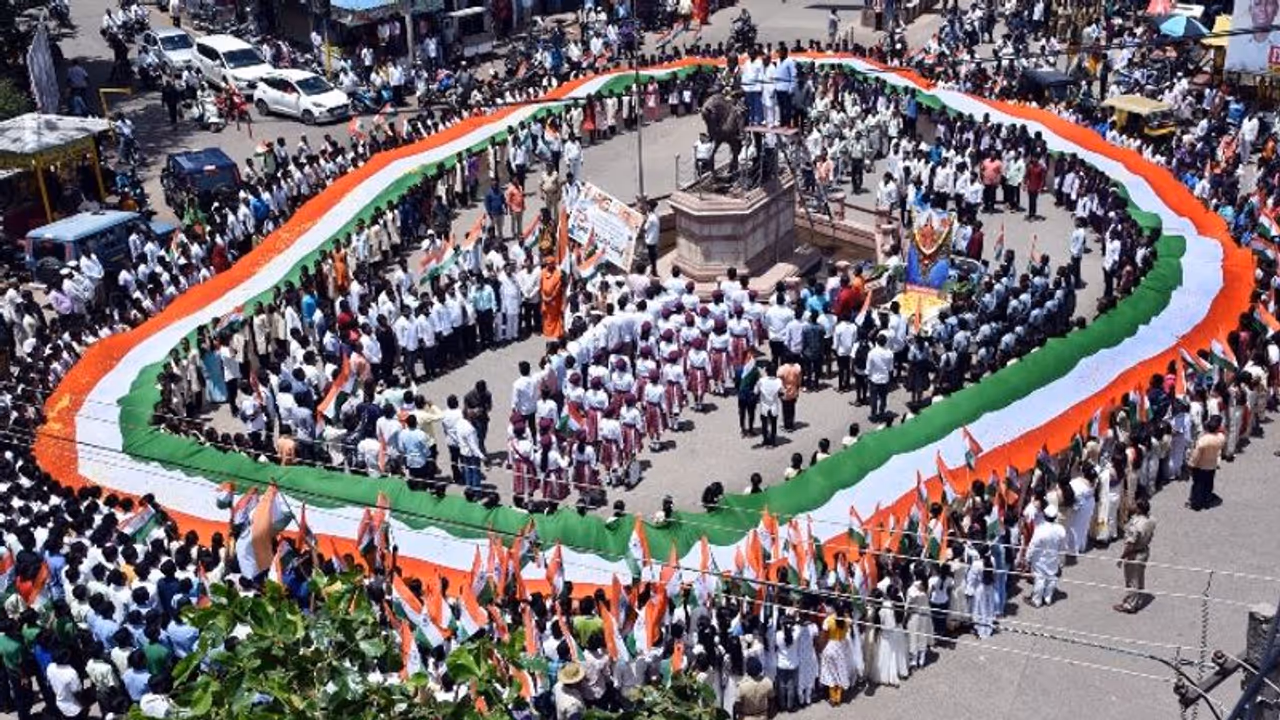 INDIA@75 : ಗೋಕಾಕನಲ್ಲಿ ಬೃಹತ್ ತಿರಂಗಾ ಯಾತ್ರೆ! INDIA@75 : ಗೋಕಾಕನಲ್ಲಿ ಬೃಹತ್ ತಿರಂಗಾ ಯಾತ್ರೆ!