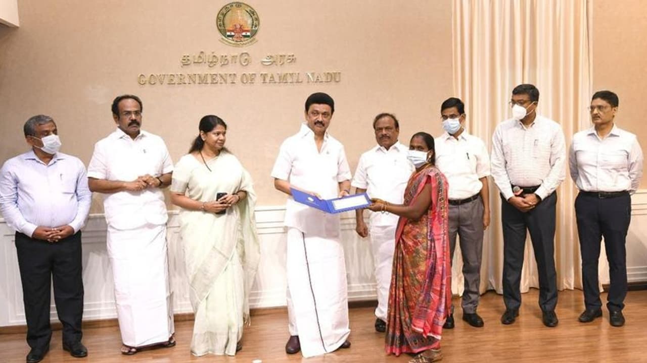 உப்பள தொழிலாளர்களுக்கு ரூ.5000 நிவாரணம் திட்டம்.. முதலமைச்சர் மு.க.ஸ்டாலின் தொடங்கி வைப்பு