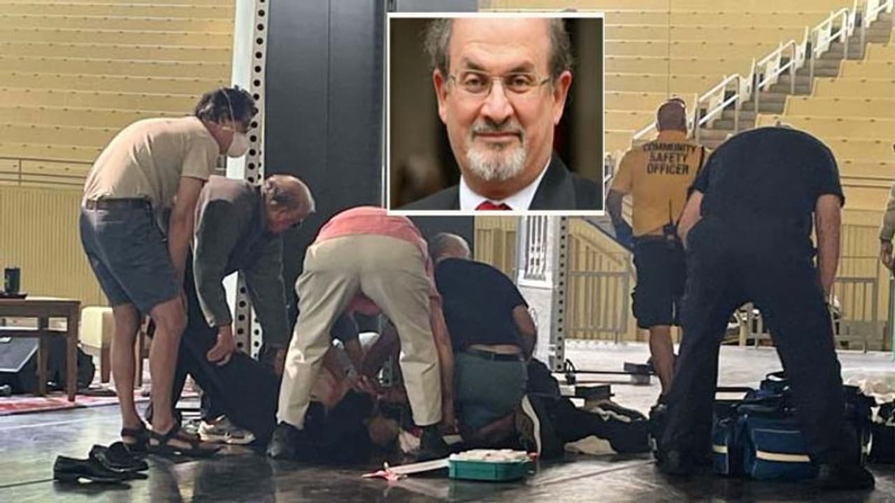 5 लोग हमलावर को पकड़कर खींचते रहे, मगर वो सलमान रश्दी को छुरा घोंपता रहा, एक आंख खराब, लीवर डैमेज 5 लोग हमलावर को पकड़कर खींचते रहे, मगर वो सलमान रश्दी को छुरा घोंपता रहा, एक आंख खराब, लीवर डैमेज