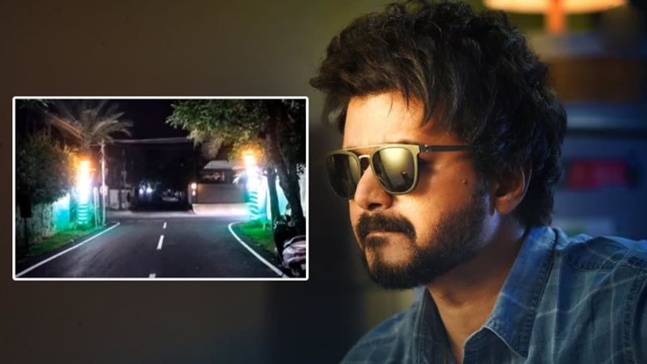 நடிகர் விஜய்யின் வீட்டு முன் ஜொலிக்கும் தேசியக்கொடி மின் அலங்காரம்