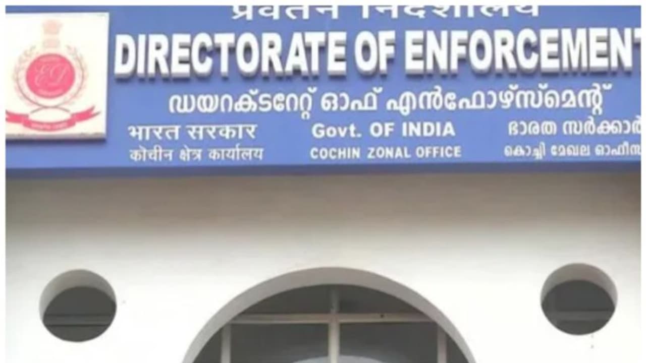 സ്വർണ്ണക്കടത്തിലെ കള്ളപ്പണ കേസ്: ഇ ഡി അന്വേഷണ ഉദ്യോഗസ്ഥനെ മാറ്റി, സ്ഥലംമാറ്റം ചെന്നൈയിലേക്ക് സ്വർണ്ണക്കടത്തിലെ കള്ളപ്പണ കേസ്: ഇ ഡി അന്വേഷണ ഉദ്യോഗസ്ഥനെ മാറ്റി, സ്ഥലംമാറ്റം ചെന്നൈയിലേക്ക്