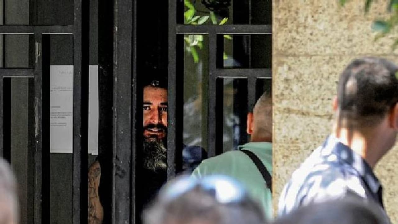 സ്വന്തം പണം പിൻവലിക്കാനായില്ല, ബാങ്ക് ജീവനക്കാരെ മണിക്കൂറുകൾ തോക്കിൻമുനയിൽ നിർത്തി യുവാവ്