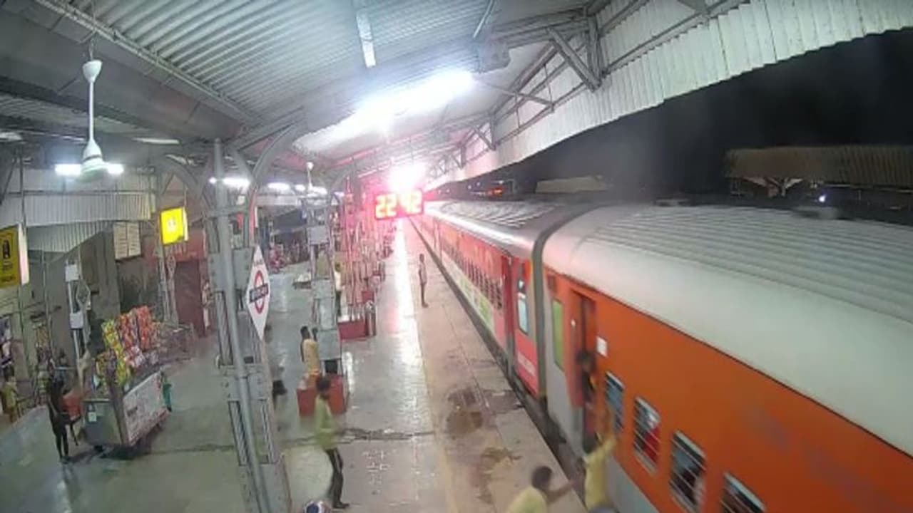 श्रीगंगानगर में चलती ट्रेन से गिरा युवक, वीडियो में देखिए GRP के जवान ने कैसे बचाई जान श्रीगंगानगर में चलती ट्रेन से गिरा युवक, वीडियो में देखिए GRP के जवान ने कैसे बचाई जान