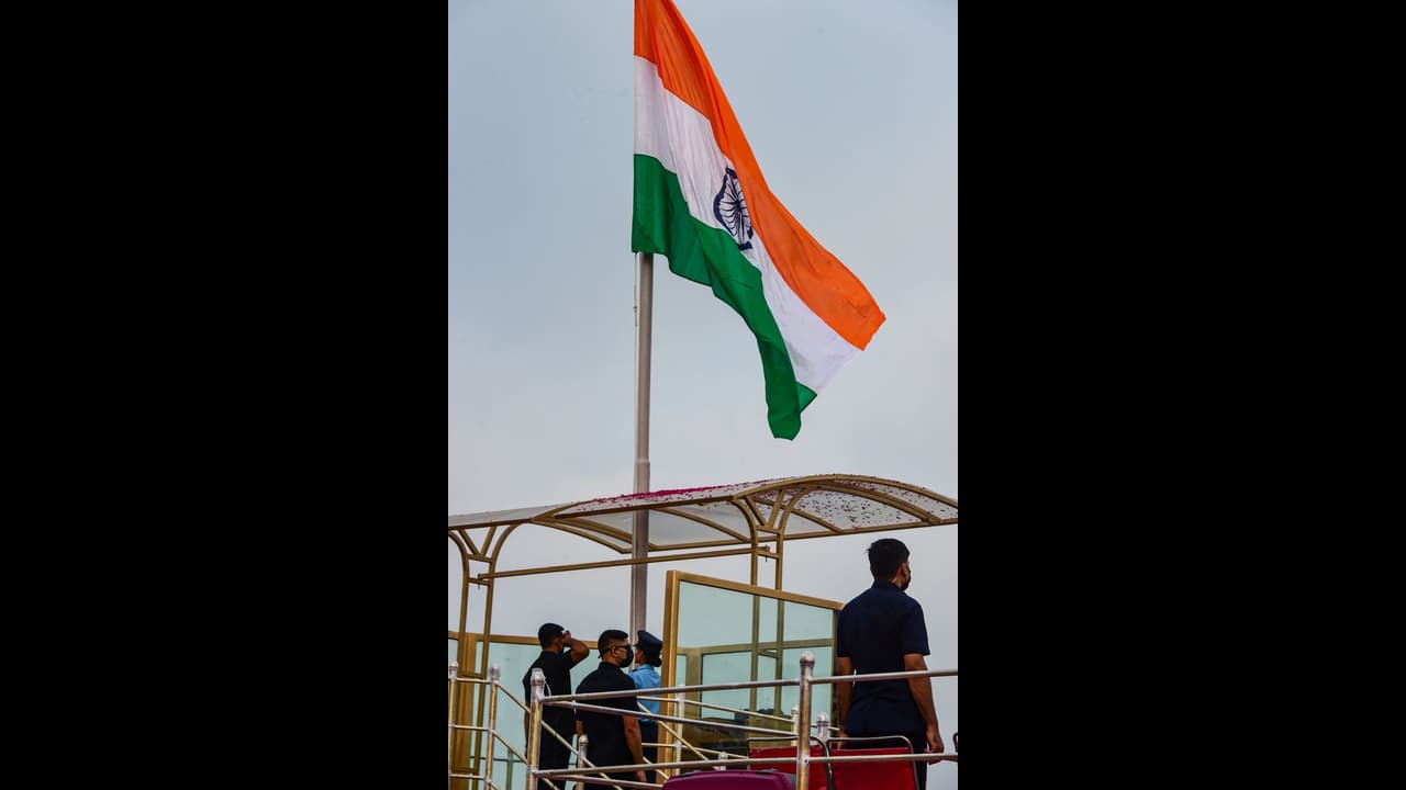 ಹುಬ್ಬಳ್ಳಿ: ಮುರುಕು ಮನೆಗಳ ಮೇಲೆ ಸಂತ್ರಸ್ತರ ತಿರಂಗಾ..!