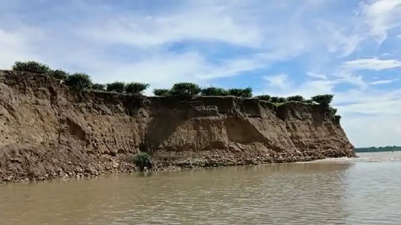 আলিপুরদুয়ারের ঘুম উড়েছে সাধারণ মানুষের, ভয়ঙ্কর রূপে গ্রাম গিলতে আসছে তোর্সা নদী আলিপুরদুয়ারের ঘুম উড়েছে সাধারণ মানুষের, ভয়ঙ্কর রূপে গ্রাম গিলতে আসছে তোর্সা নদী