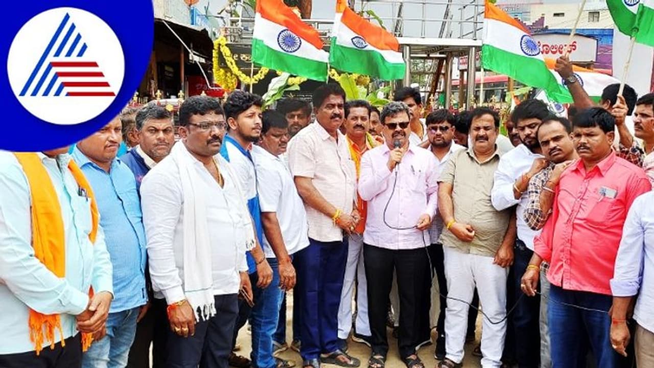 ಈದ್ಗಾ​ದಲ್ಲಿ ಧ್ವಜಾ​ರೋ​ಹಣ, ಗಣೇಶ ಪ್ರತಿ​ಷ್ಠಾ​ಪನೆ