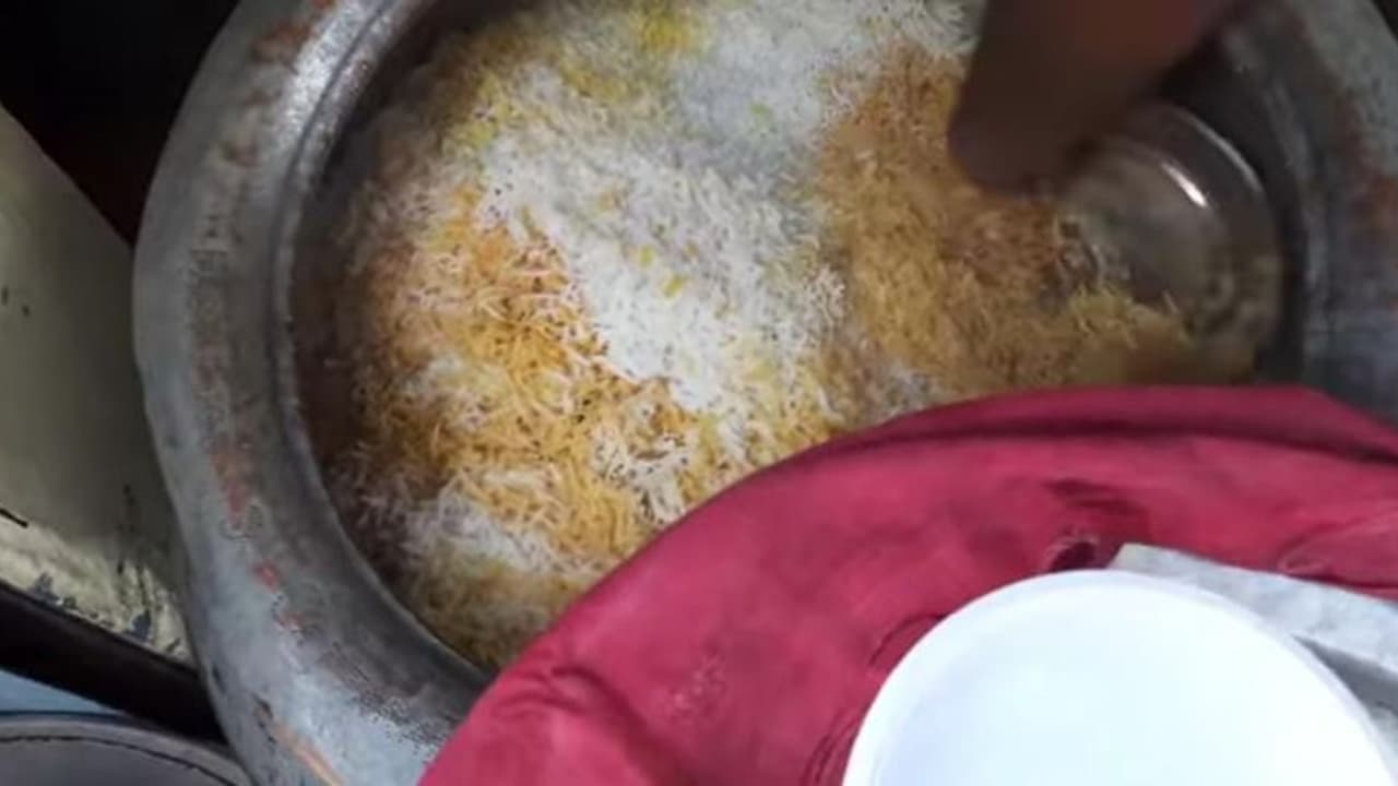 നിലമ്പൂർ യൂണിയൻ ഹോട്ടലിലെ ബിരിയാണി പാർസൽ, പൊലീസുകാരന് ലഭിച്ചത് ചത്ത പാറ്റ, ഹോട്ടൽ അടപ്പിച്ചു 