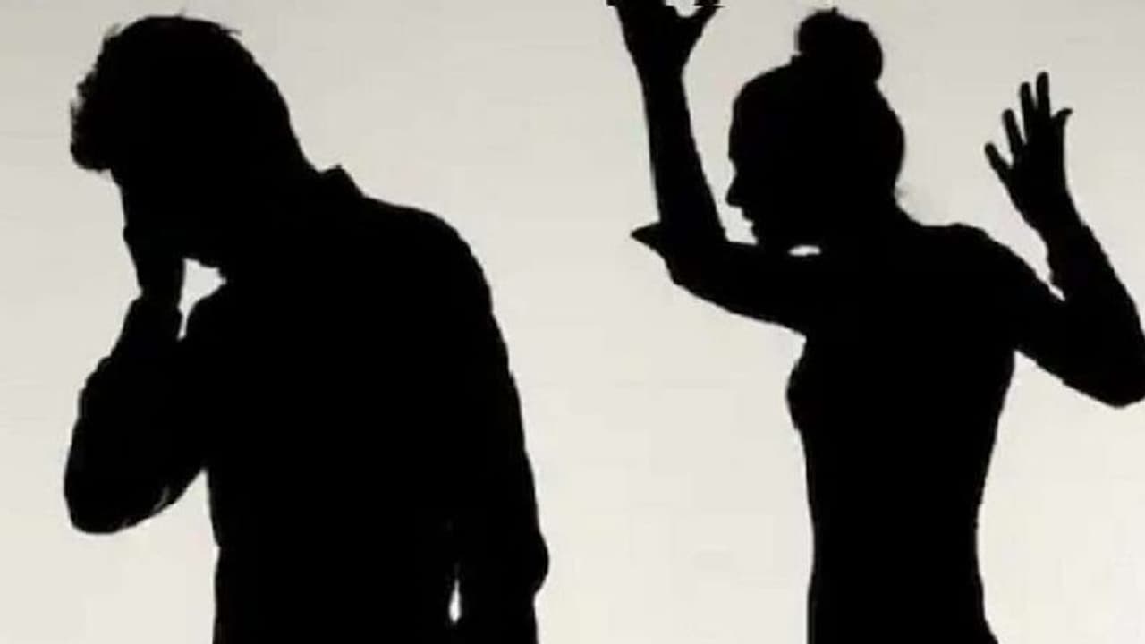 'सर, मुंह पर थूंकती है पत्नी, खुद से करती है बात' कानपुर में केस्को अधिकारी ने पुलिस के सामने बताई अपनी पीड़ा