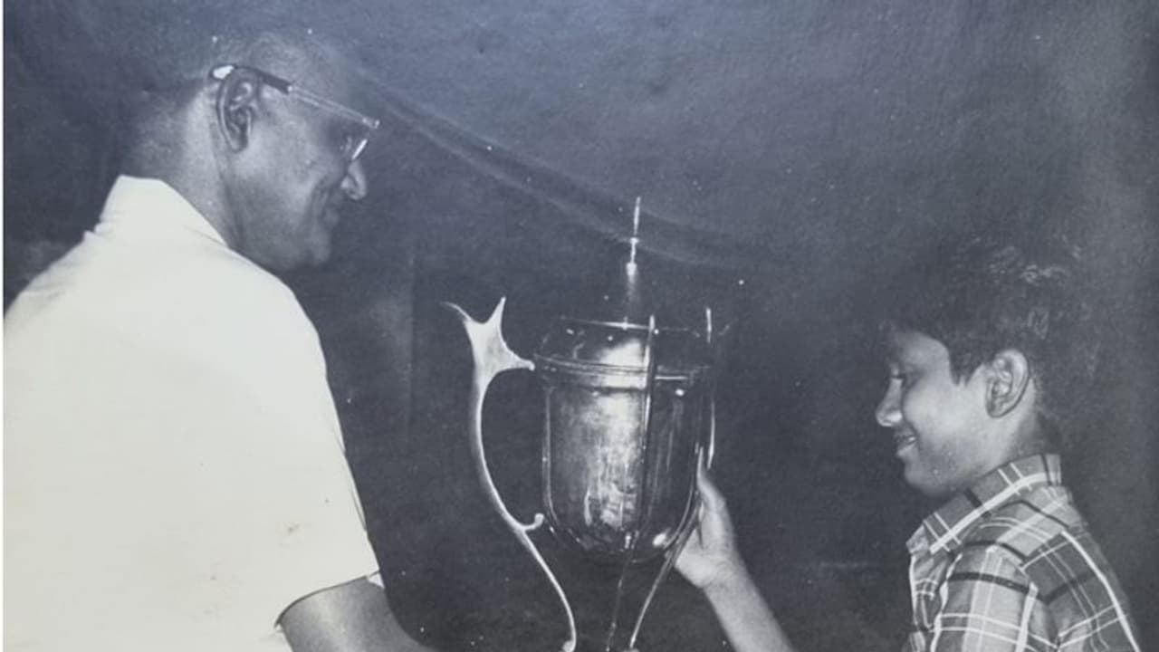 'അന്നേ മിടുക്കൻ', പ്രിയ ഗായകന്റെ കുട്ടിക്കാല ഫോട്ടോ ഏറ്റെടുത്ത് ആരാധകര് 'അന്നേ മിടുക്കൻ', പ്രിയ ഗായകന്റെ കുട്ടിക്കാല ഫോട്ടോ ഏറ്റെടുത്ത് ആരാധകര്